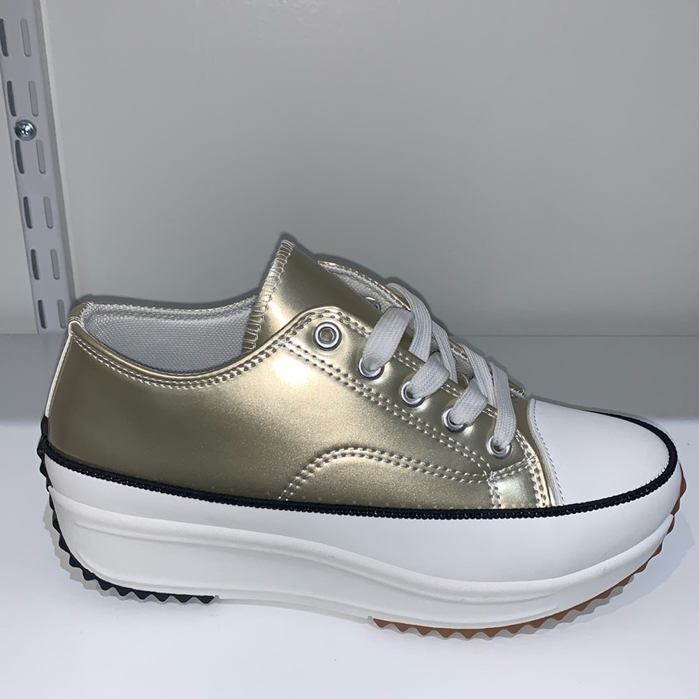 GOLD METALLIC LOW TOP SENAKERS